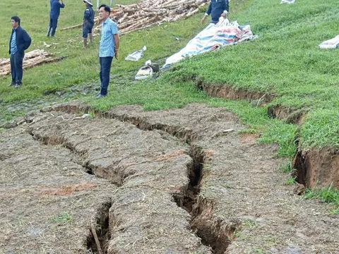 Hồ chứa 1,7 triệu m3 sạt trượt mái, nứt chân đập, Lâm Đồng cấp tốc di dời dân