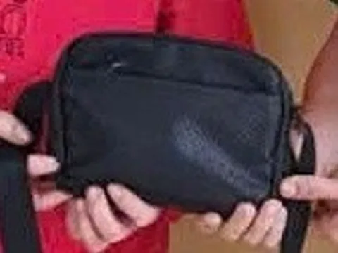 Tìm được chủ nhân của túi xách màu đen chứa trang sức bằng vàng và tiền mặt