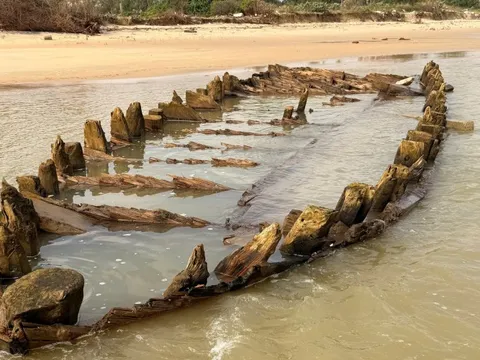 Tàu cổ Hội An lại 'mất dấu' sau ít giờ phát lộ trên bãi cát