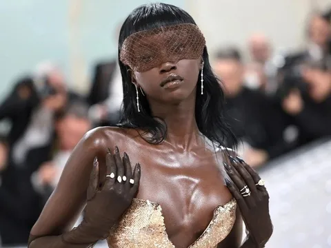 “Viên ngọc đen” Anok Yai đẹp ra sao mà lên ngôi cao nhất giới người mẫu?