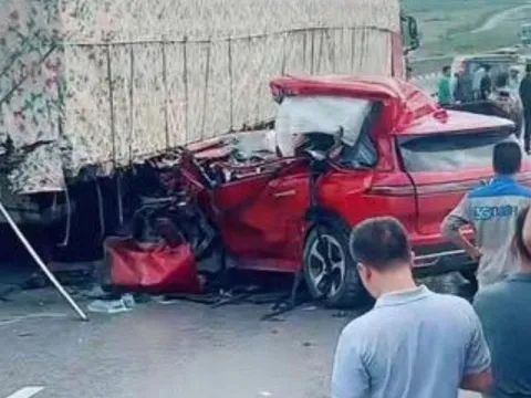 Xe ô tô 7 chỗ tông vào hông xe đầu kéo trên cao tốc, tài xế tử vong, 3 người khác bị thương