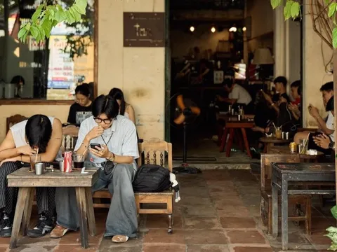 Quán cà phê Huế mở cửa lại sau lũ lịch sử