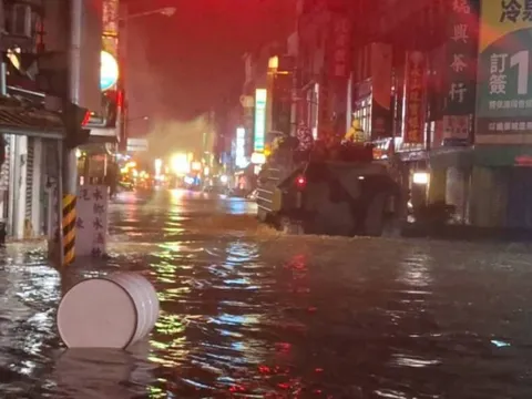 Bão Phượng Hoàng nhấn chìm nhiều khu vực Đài Loan, hơn 8.000 người sơ tán