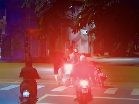 Clip: 2 thanh niên bất ngờ đánh người giữa đường ở Khánh Hòa