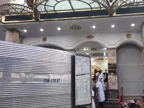 Hàng chục thùng tài liệu được đưa ra khỏi thẩm mỹ viện Mailisa ở Hà Nội