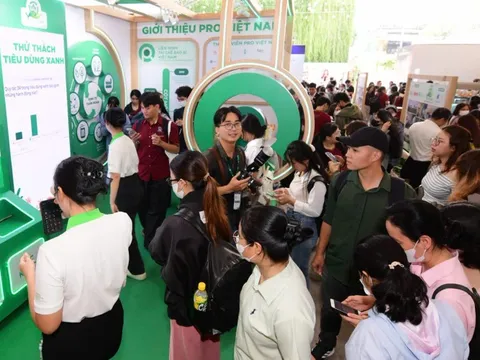 Xếp hàng thử thách phân loại rác, làm trắc nghiệm xanh