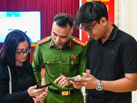 Công an Hà Nội đến từng khu phố hỗ trợ người dân cập nhật dữ liệu đăng ký xe