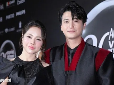 Huỳnh Anh và vợ hơn 6 tuổi mặc đồ đôi, tình tứ trên thảm đỏ ở Hà Nội