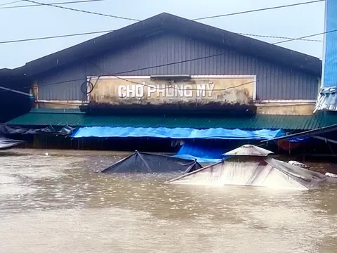 Huế có nơi ngập lụt đến 5m, di dời hơn 500 người dân đến nơi an toàn