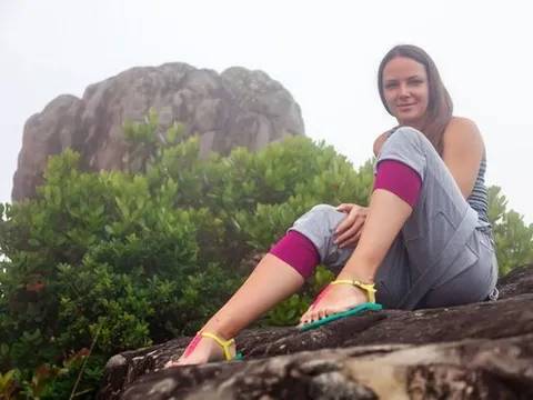 Ngủ trên xe giường nằm, cô gái tỉnh dậy sốc nặng thấy người lạ ở bên cạnh