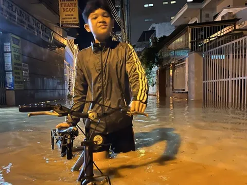 Đồng loạt xả lũ kèm mưa lớn, phía Tây Nha Trang ngập mênh mông, người dân nhắn tin 'nhờ cứu giùm'