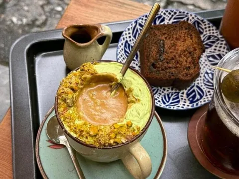Chờ ròng rã 5 ngày uống affogato rót cà phê 'hot' nhất Hà Nội