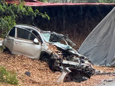 Lâm Đồng: Xe container lật đè trúng xe con, 5 người bị thương