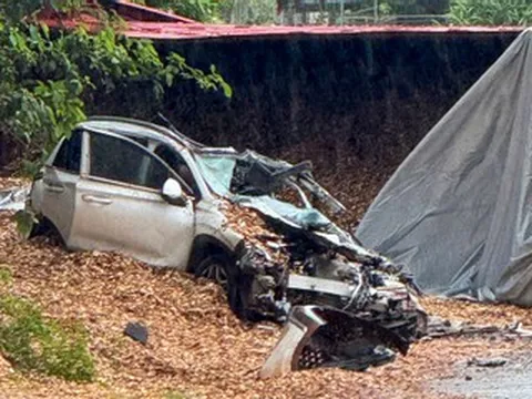 Container lật đè bẹp ôtô, ba người trọng thương