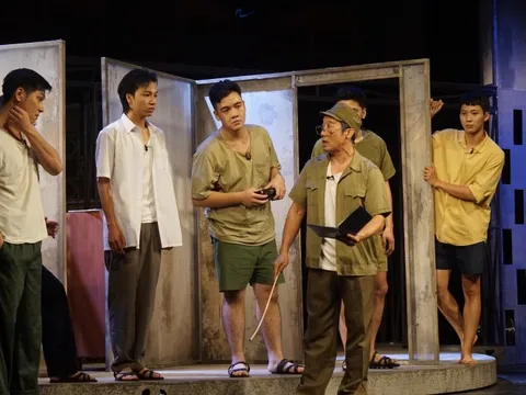 Quân khu Nam Đồng lên sân khấu, khán giả khóc, cười nghiêng ngả