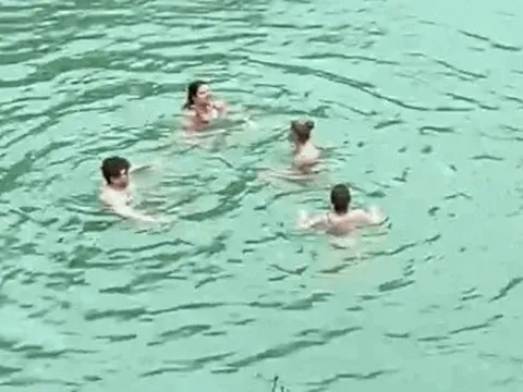 Nhóm khách Tây tắm sông ở Hà Giang khi nhiệt độ hạ hơn 10 độ C