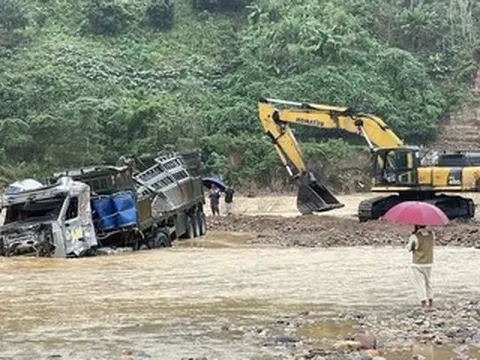 Tìm kiếm tài xế bị lũ cuốn ở Quảng Trị: Chủ xe xác nhận đồ vật vừa được phát hiện