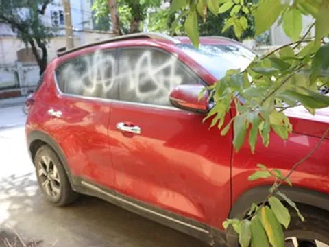 3 người dừng xe trong ngõ đi uống cà phê, 3 ô tô bị xịt sơn đầy kính