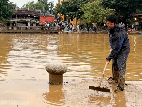 Phố cổ Hội An ngập bùn non sau đợt lụt "tập 3"