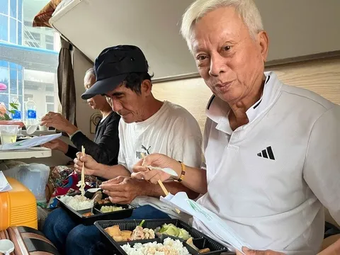 Cuộc sống ngày thứ 4 trên tàu Bắc - Nam của hành khách mắc kẹt do mưa lũ