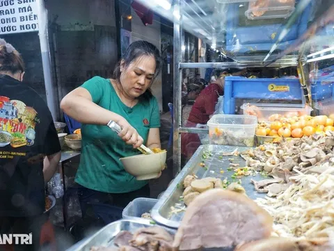 Quán hủ tiếu "đợi" chỉ dành cho... người kiên nhẫn, 2h sáng khách vẫn đông