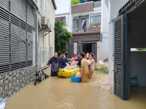 CLIP: Tiếp tục di dời khẩn cấp người dân còn ngập nặng ở Khánh Hòa