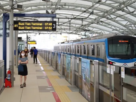 Tiếp nhận hàng hóa cứu trợ người dân miền Trung tại 14 nhà ga tuyến metro số 1