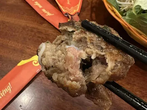 Ăn suất bún chả Hà Nội 70.000 đồng, khách bức xúc vì thịt còn sống nguyên