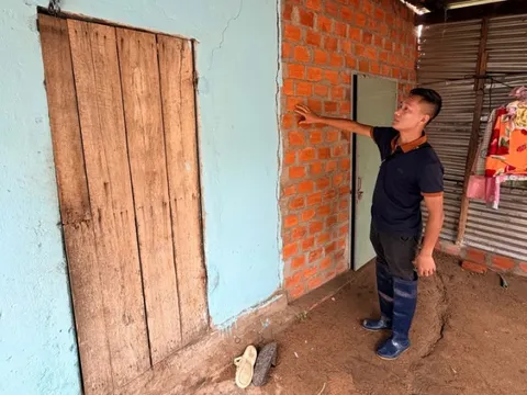 Sau tiếng nổ lạ trong cơn lũ, nhiều nhà dân và trụ sở 1 xã ở Gia Lai xuất hiện vết nứt bất thường