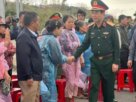 Đại tướng Phan Văn Giang kiểm tra tình hình, thăm hỏi người dân vùng lũ ở Gia Lai