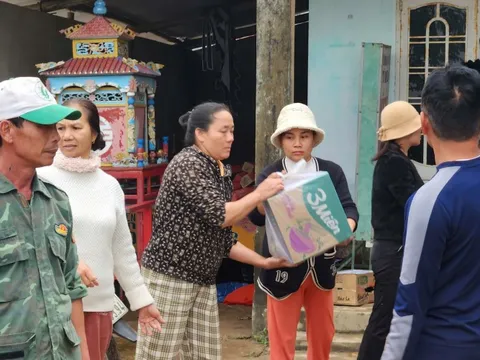 Nhà chưa ráo nước, người dân "rốn lũ" Huế rủ nhau hỗ trợ đồng bào Nam Trung bộ