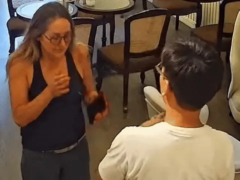 Khách Tây chắp tay lạy chủ quán Hà Nội vì 'món ăn ngon nhất cuộc đời'