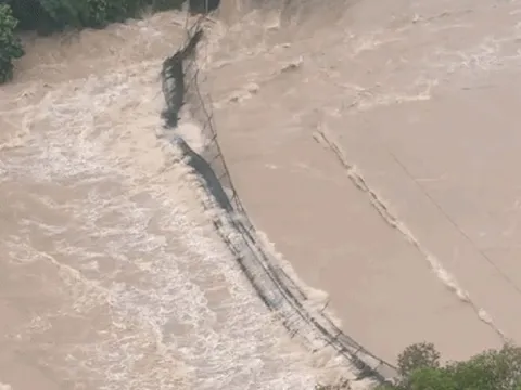 Thực hư cầu treo triệu view ở thác nước nổi tiếng Đắk Lắk bị lũ cuốn trôi