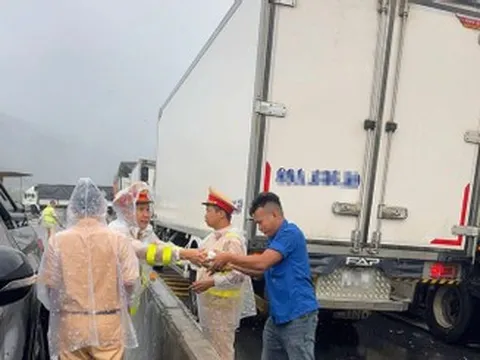Quốc lộ 1 qua Khánh Hòa ùn tắc 20km, CSGT tiếp đồ ăn cho tài xế mắc kẹt