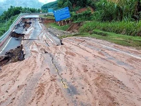 Sau vụ đất đá đè xe khách khiến 6 người tử vong, đèo Khánh Lê tiếp tục sạt lở