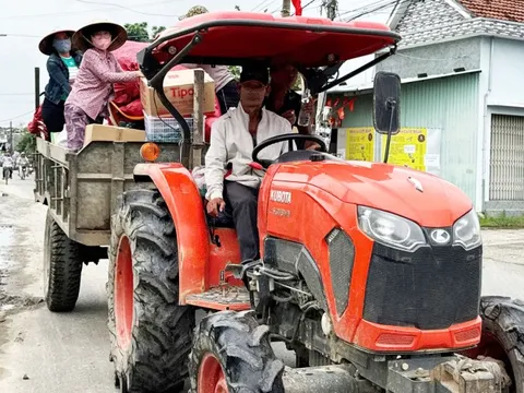 Biệt đội tiếp tế máy cày ở 'rốn lũ' Hòa Thịnh của ông Tiên và 10 phụ nữ
