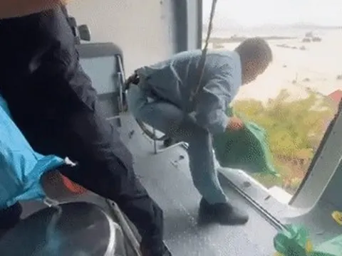 Clip trực thăng tiếp cận ngôi làng bị cô lập, thả hàng cứu trợ