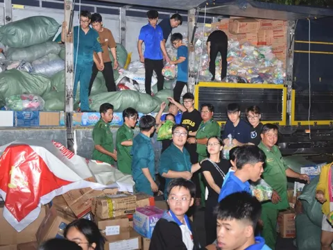 Nhiều bạn trẻ đến điểm tiếp nhận ủng hộ đồng bào vùng lũ: 'Ở đây cần người phụ không anh chị?'