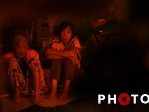 Đêm ám ảnh của gia đình 6 người ở Tây Nha Trang: 'Chỉ sợ trượt tay là mẹ chìm xuống'