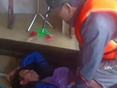 Phút cứu người đàn ông chới với giữa dòng nước lũ của tổ phó an ninh trật tự thôn