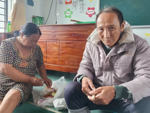 Khoảnh khắc sinh tử của 2 vợ chồng già giữa dòng lũ dữ