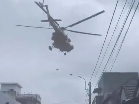 CLIP: Trực thăng thả nhu yếu phẩm, tiếp tế cho người dân bị cô lập