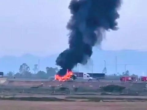 Xe giường nằm bốc cháy dữ dội trên cao tốc Bắc - Nam