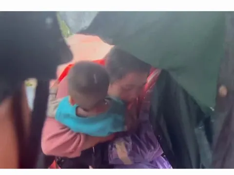 Chia sẻ xúc động cộng đồng mạng của Bí thư Đảng ủy xã Hòa Thịnh về lũ lụt