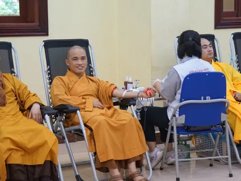 Hàng trăm tăng, ni sinh, Phật tử hiến máu cứu người, quyên góp ủng hộ đồng bào miền Trung