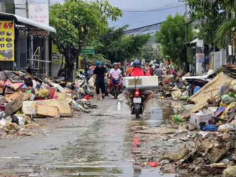 Người dân Nha Trang tất bật dọn "núi" rác thải sau lũ lịch sử