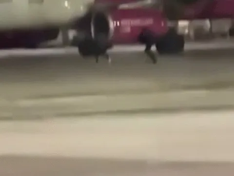 Hai hành khách phá cửa an ninh, chạy đuổi theo máy bay như bắt xe khách