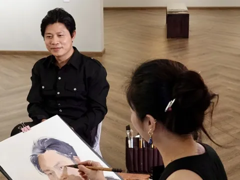 Nhạc sĩ Nguyễn Văn Chung lần đầu làm mẫu tranh, nói chẳng có nghề gì dễ dàng