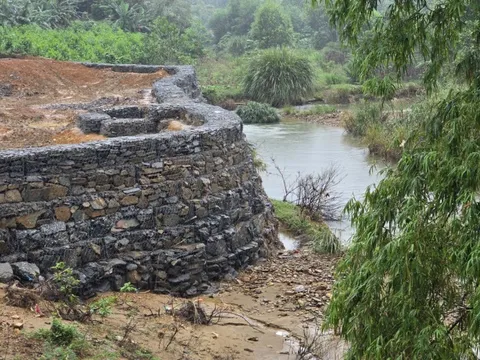 Xây kè đá lấn suối, đe dọa gây sạt lở