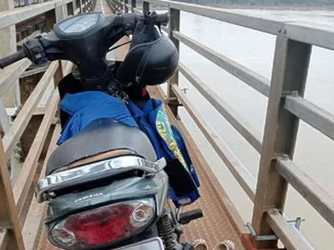 Để lại ba lô học sinh và xe máy trên cầu, người đàn ông cùng 2 cháu nhỏ rơi sông